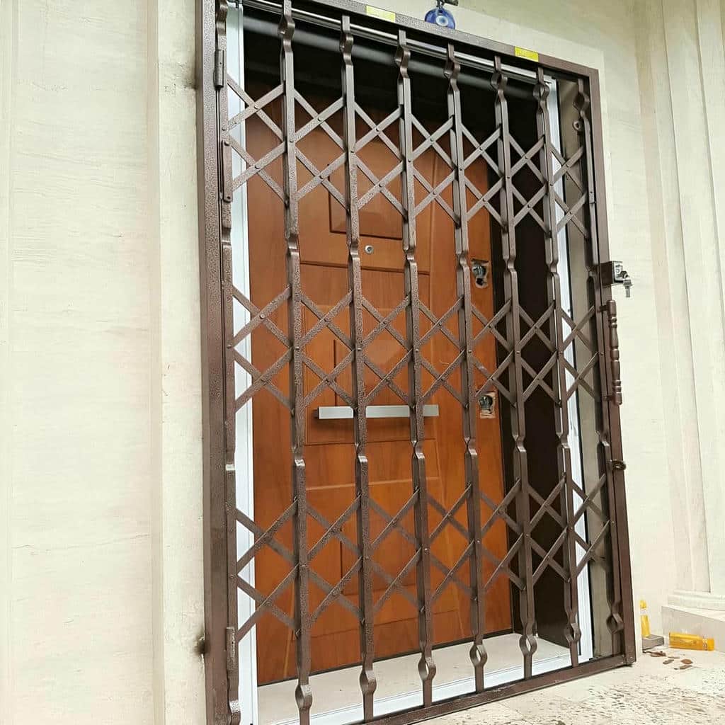 حفاظ درب آکاردئونی جمع شونده در ورودی آپارتمان