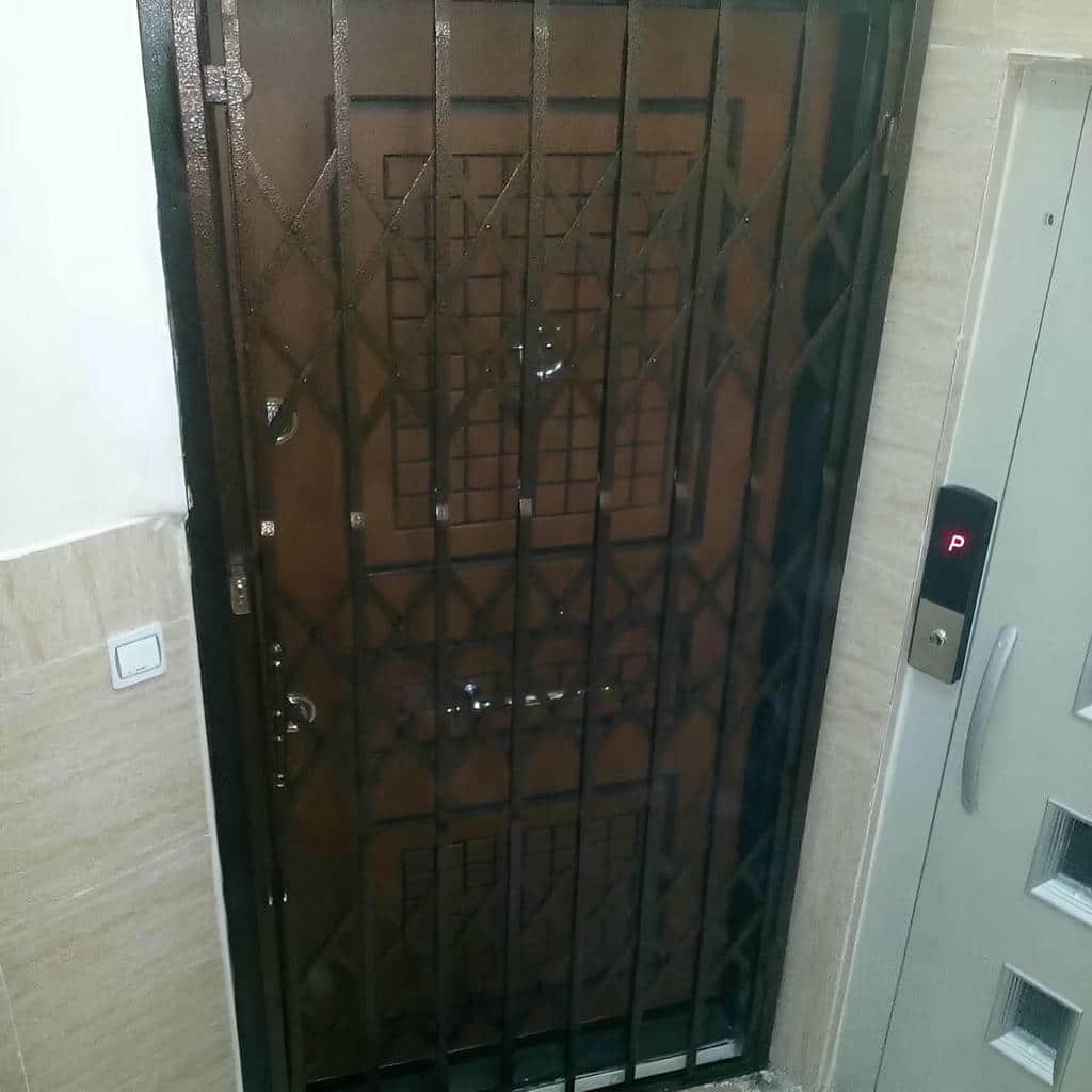حفاظ درب آکاردئونی جمع شونده کنار چهارچوب