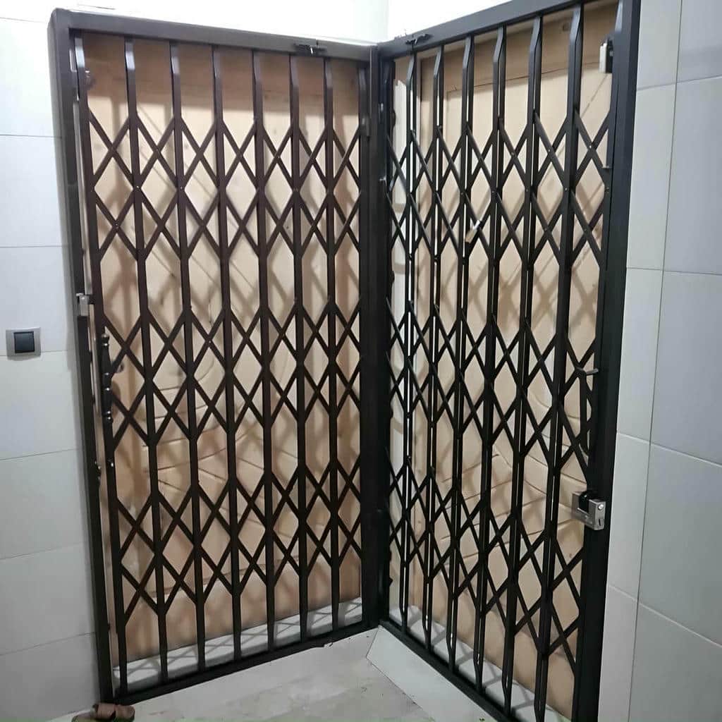 حفاظ درب آکاردئونی در استان آذربایجان شرقی با رنگ تیره