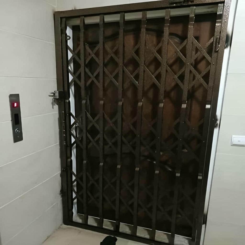 حفاظ درب آکاردئونی در استان خراسان جنوبی از نمای روبه رو