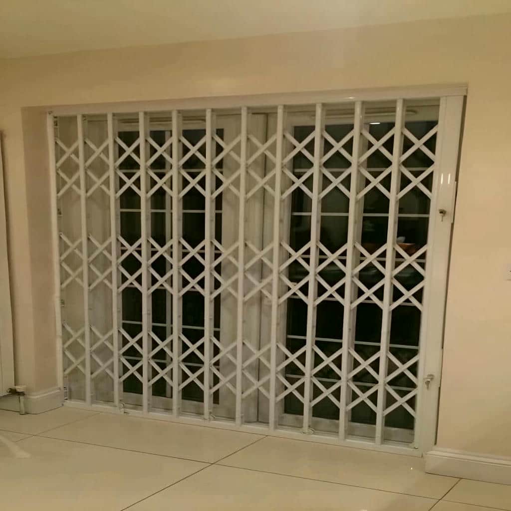 حفاظ درب آکاردئونی در استان خراسان جنوبی با پنل فلزی