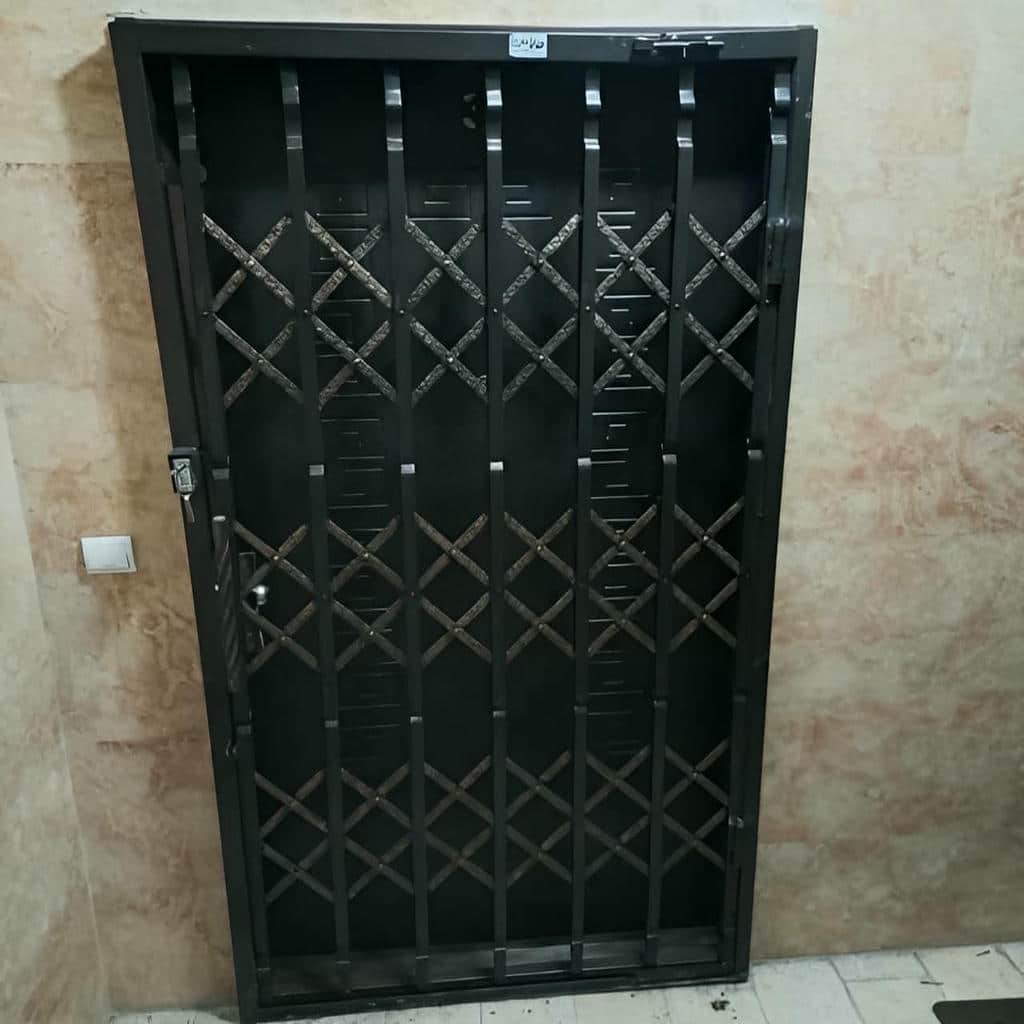 حفاظ درب آکاردئونی در اصفهان با طرح لوزی فلزی