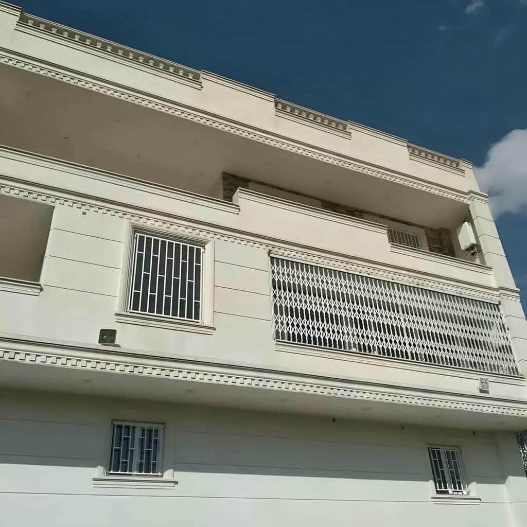 حفاظ درب آکاردئونی در ورودی آپارتمان
