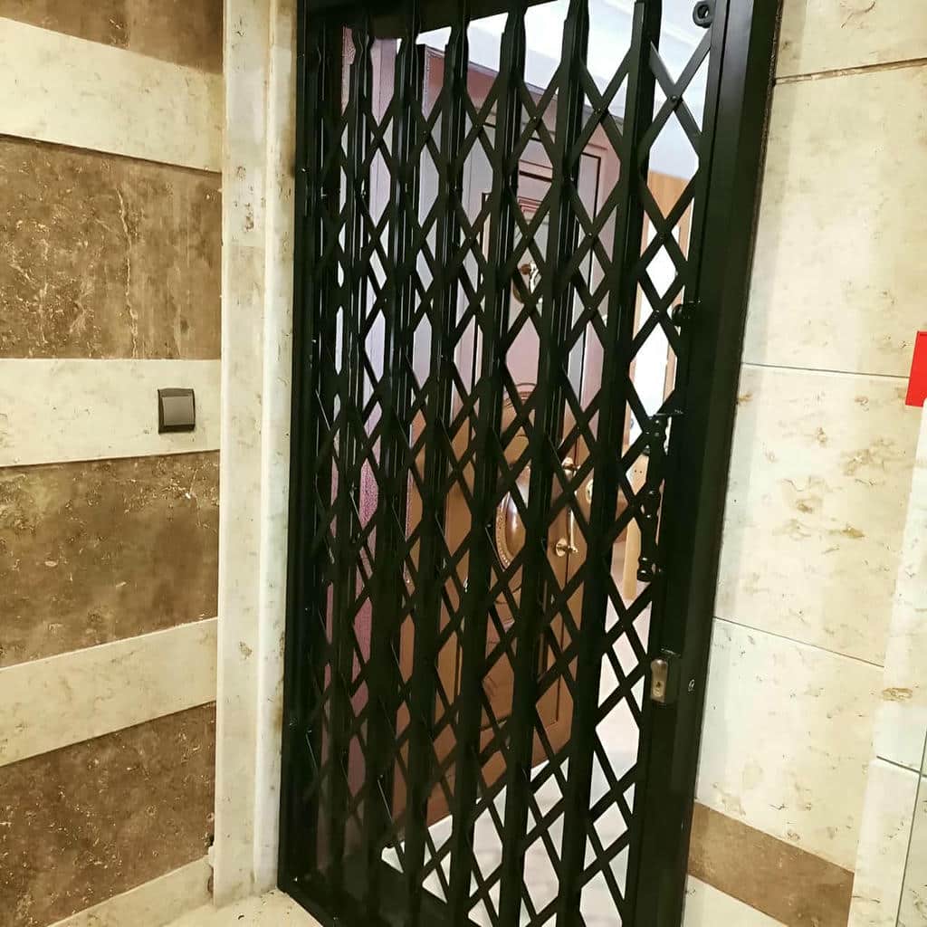 حفاظ درب آکاردئونی سفارشی بندرعباس با رنگ تیره