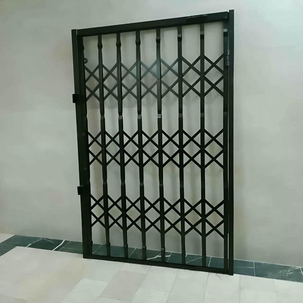 حفاظ درب آکاردئونی فلزی با رنگ تیره در تبریز