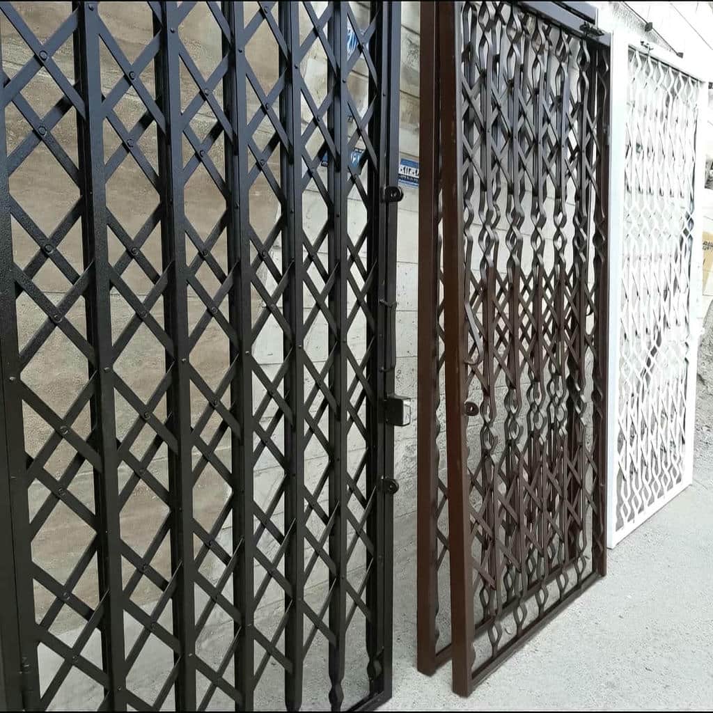 حفاظ درب آکاردئونی فلزی خاکستری در استان گیلان