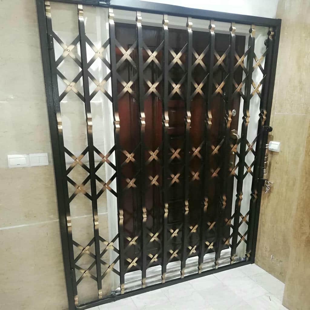 حفاظ درب آکاردئونی فلزی در استان آذربایجان غربی