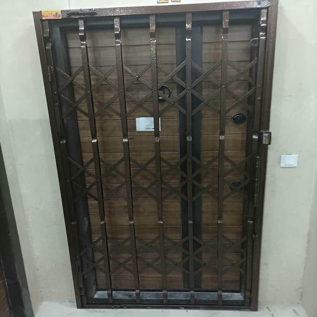 حفاظ درب آکاردئونی فلزی در استان اردبیل