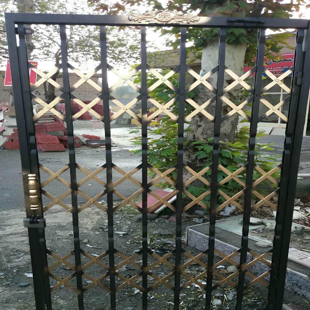 حفاظ درب آکاردئونی فلزی در استان ایلام