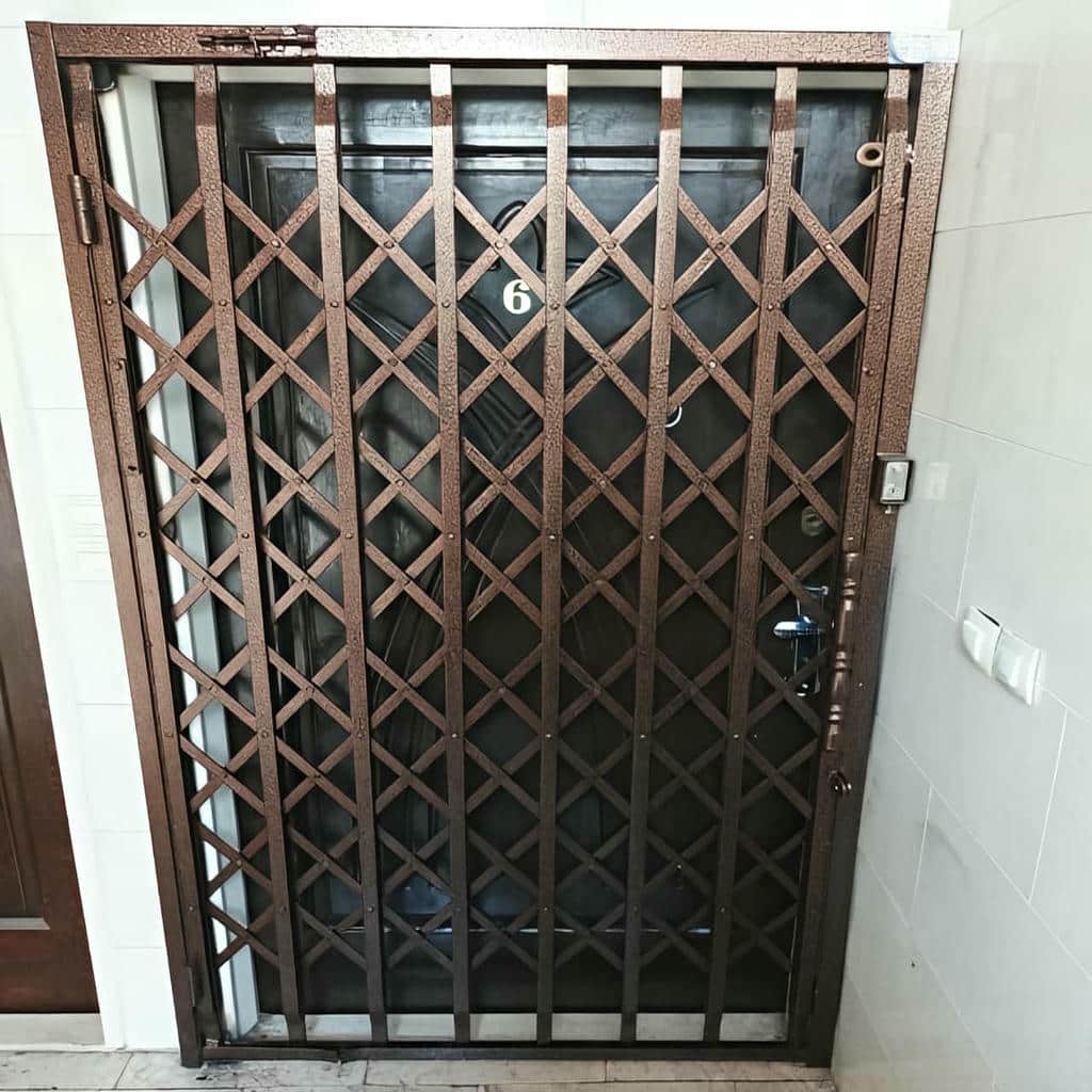 حفاظ درب آکاردئونی فلزی در استان سمنان