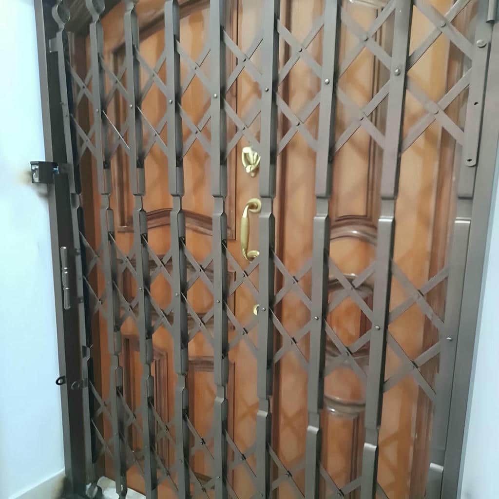 حفاظ درب آکاردئونی فلزی در استان قزوین