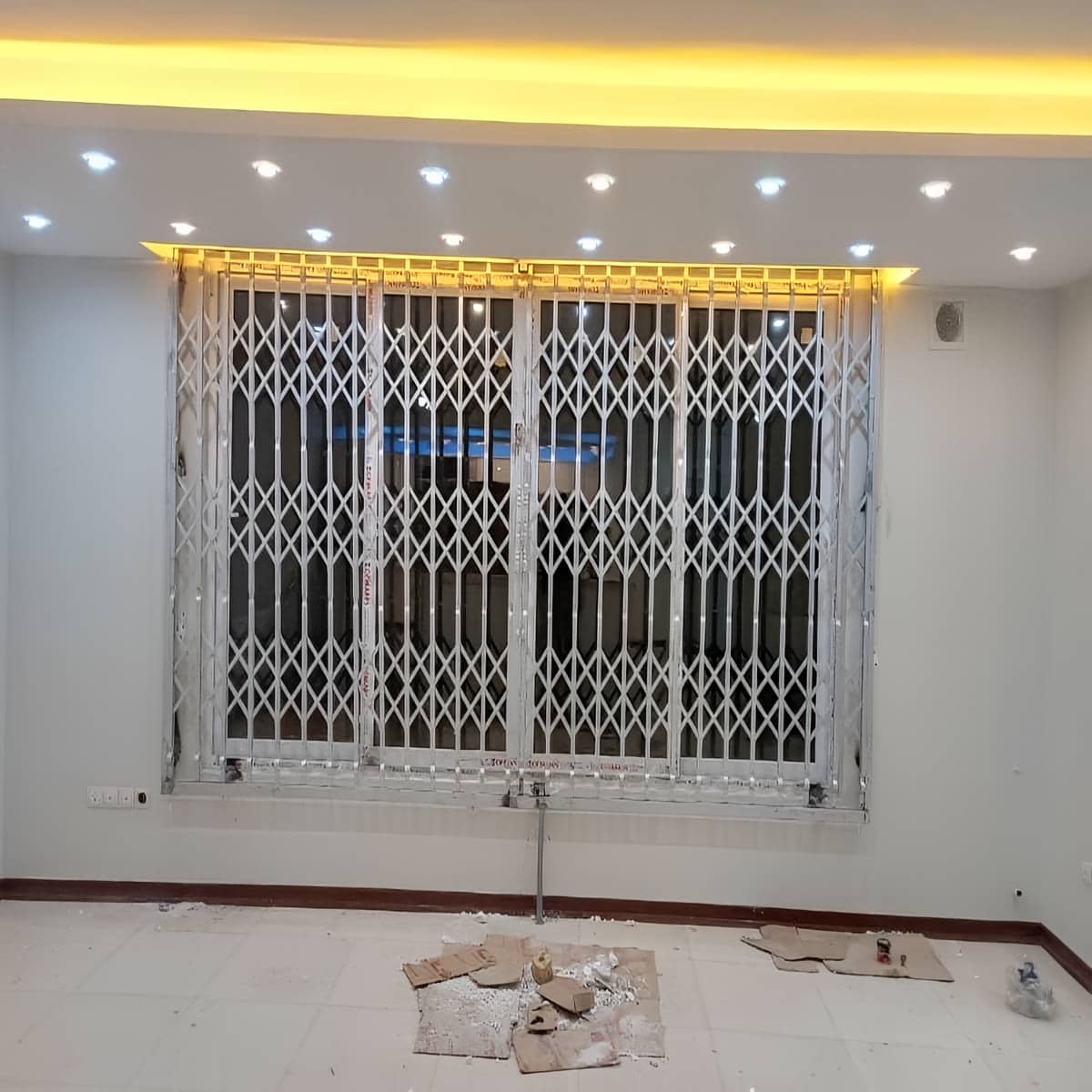 حفاظ درب آکاردئونی فلزی در استان کردستان