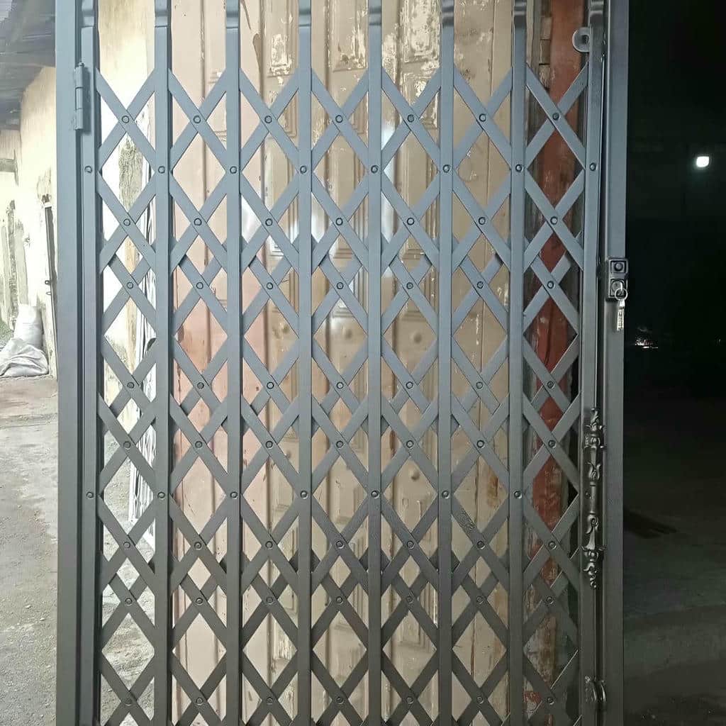 حفاظ درب آکاردئونی فلزی در ساری با پوشش تیره