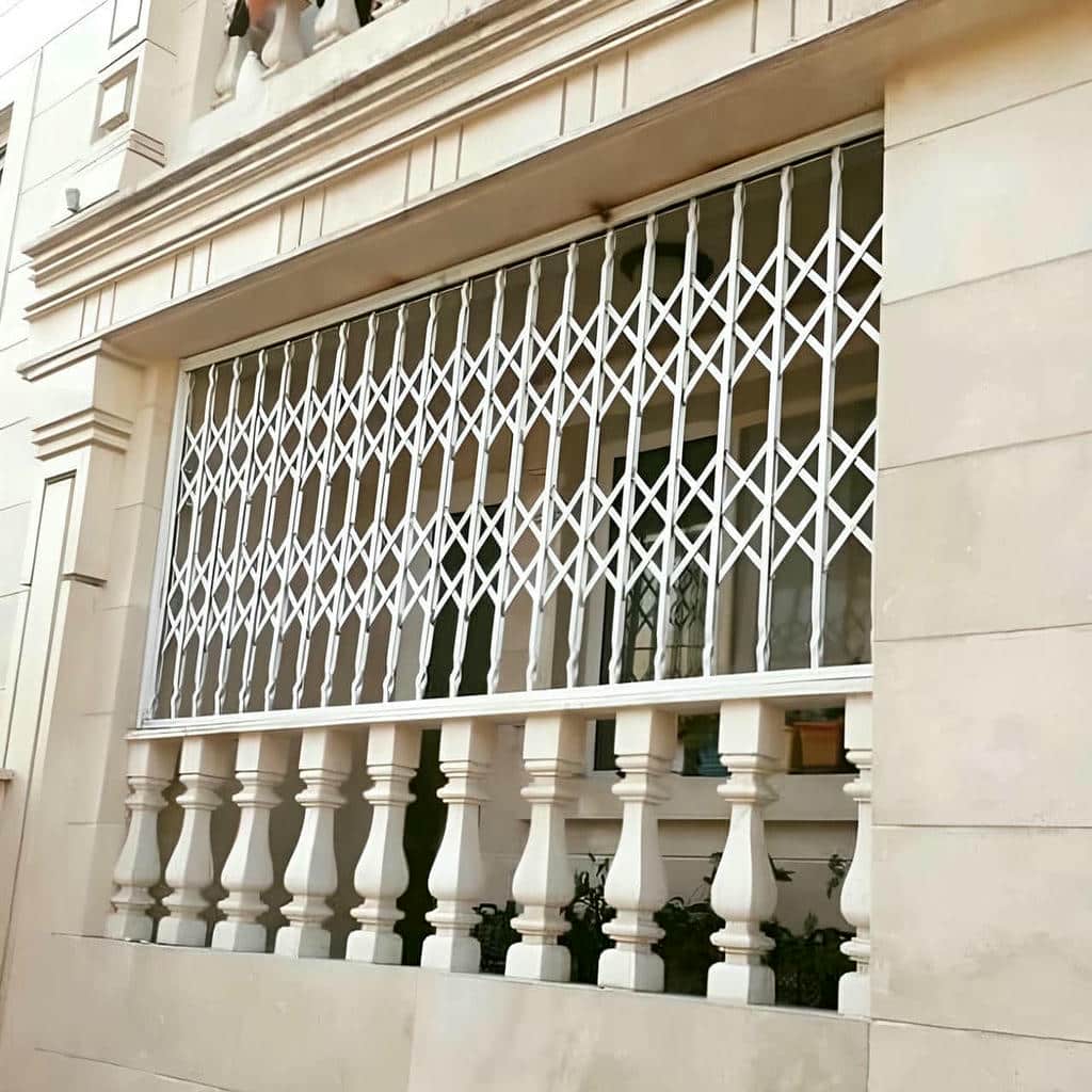 حفاظ درب آکاردئونی فلزی در همدان