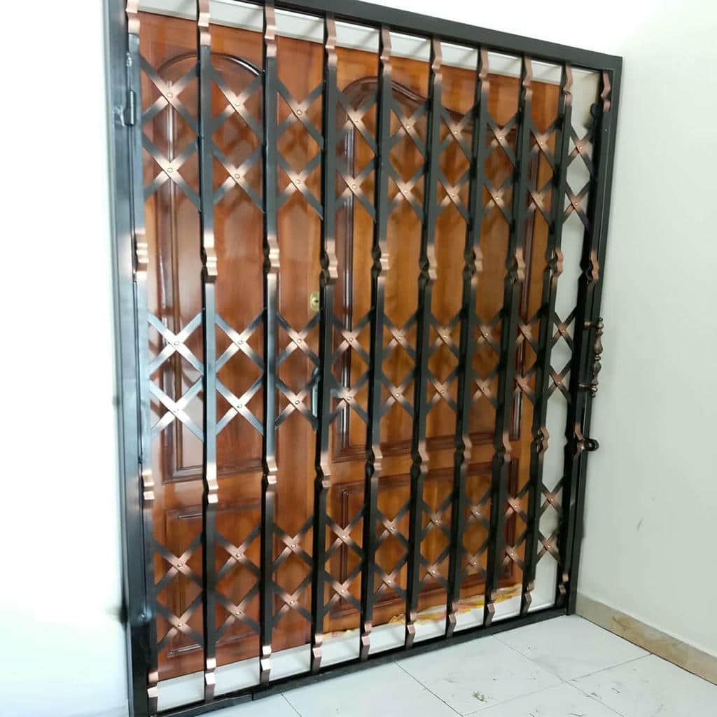 حفاظ درب آکاردئونی فلزی در ورودی آپارتمان استان خراسان رضوی