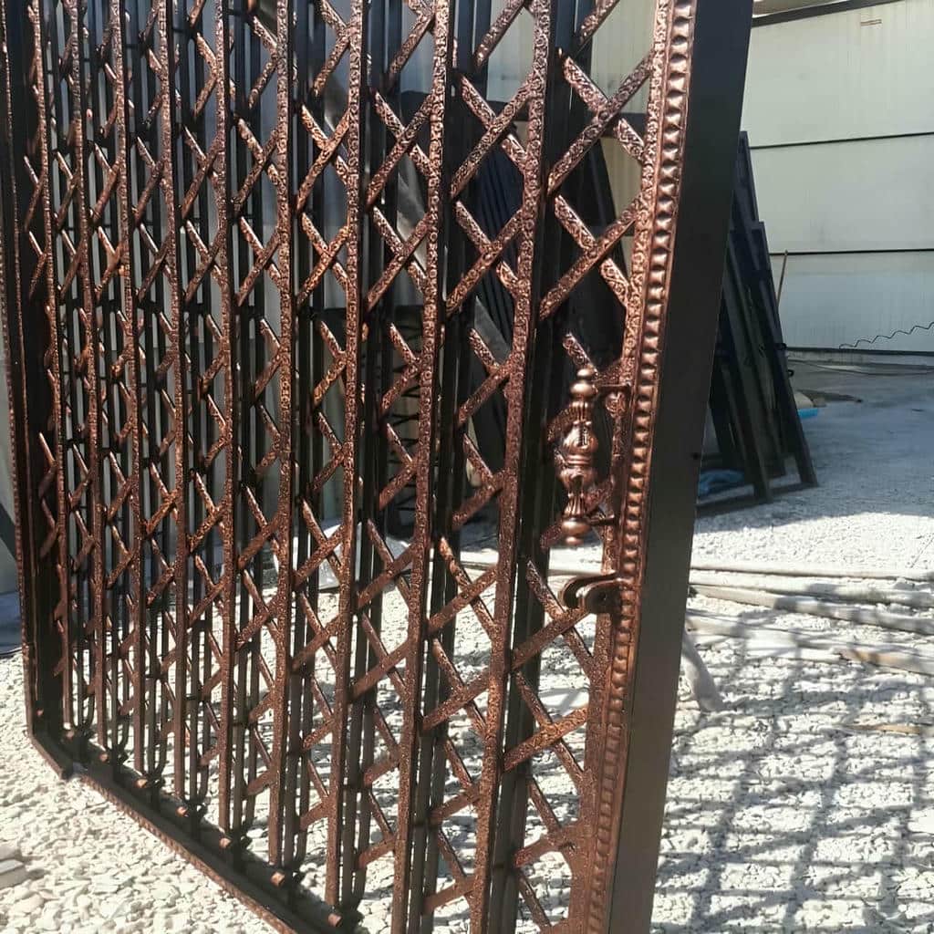 حفاظ درب آکاردئونی فلزی در کرمان
