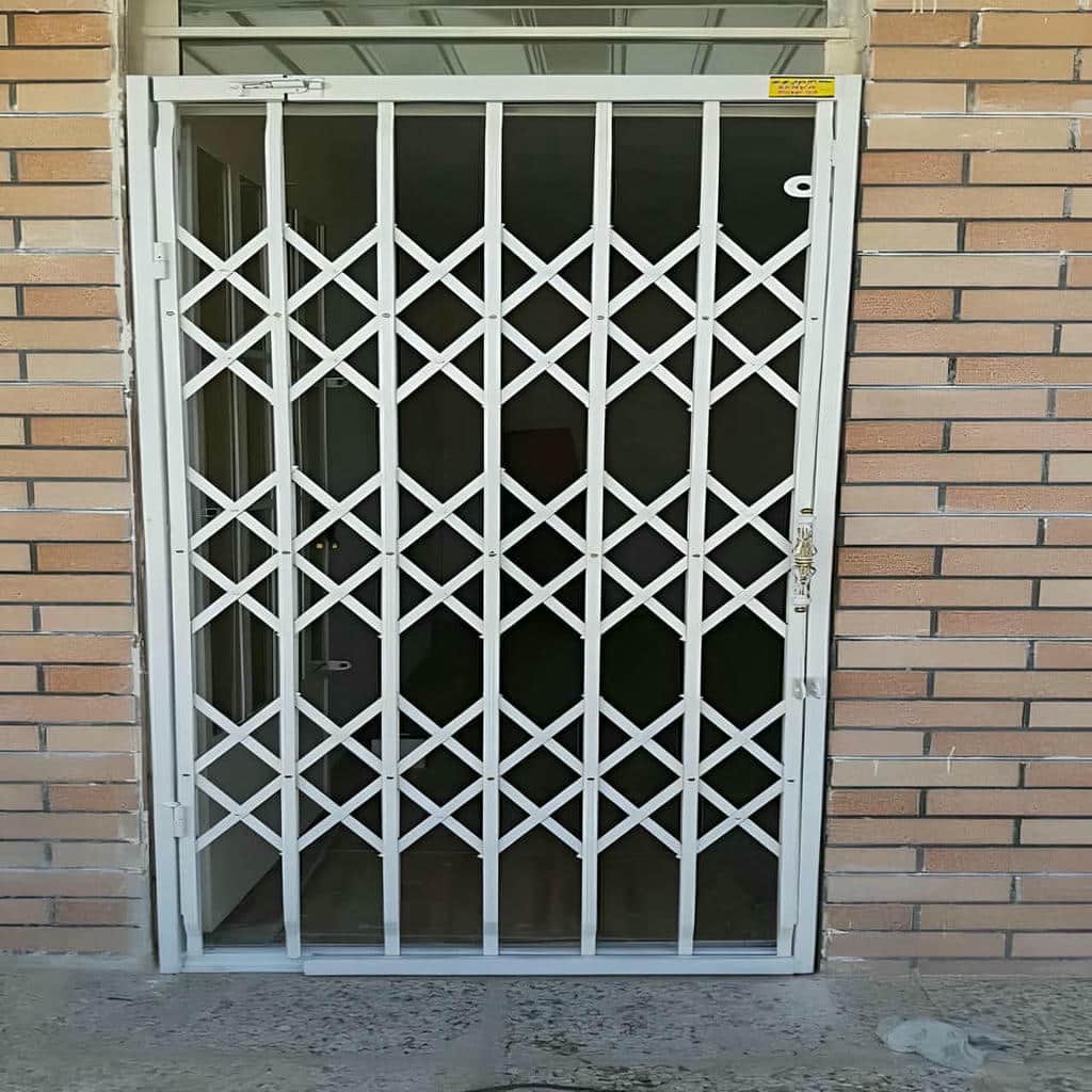حفاظ درب آکاردئونی فلزی مشکی در ارومیه
