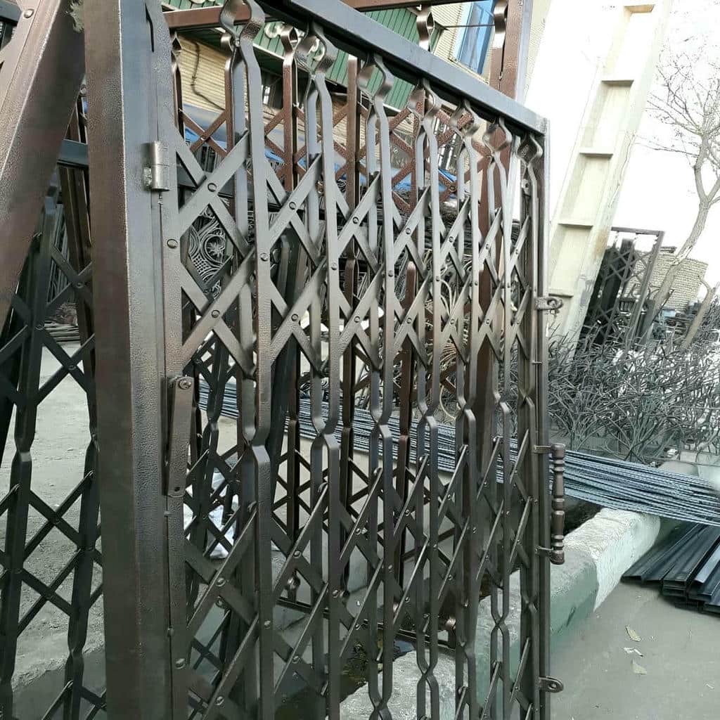 حفاظ درب آکاردئونی فلزی ورودی آپارتمان استان همدان