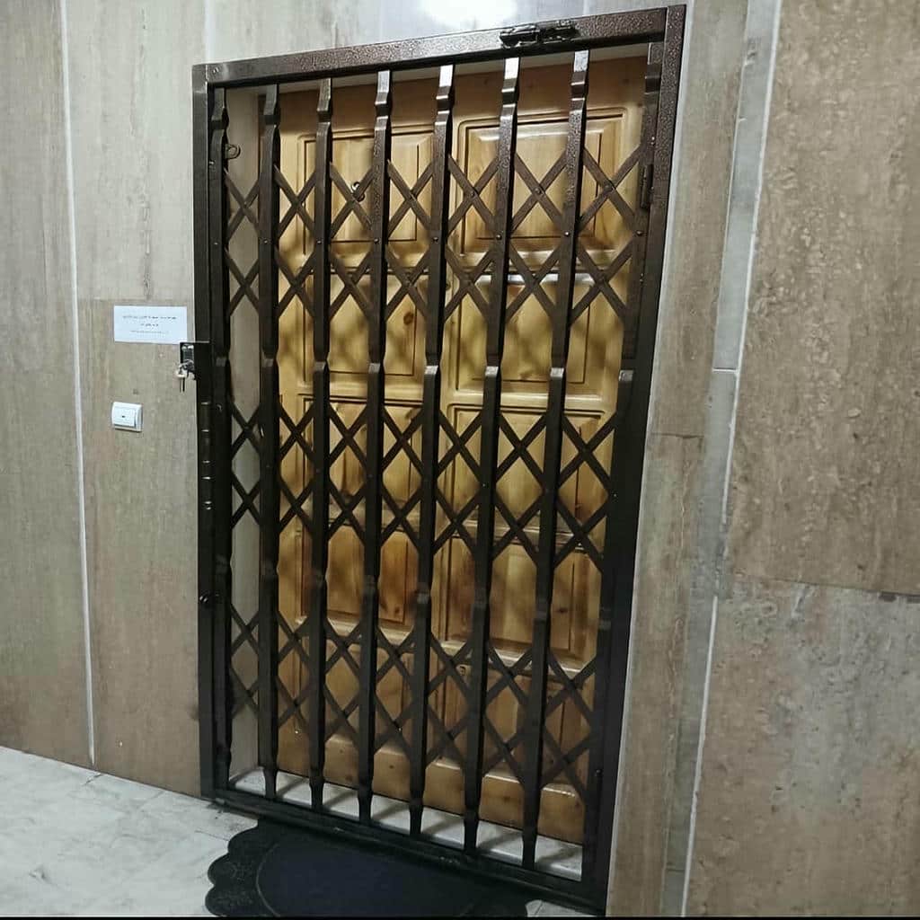 حفاظ درب آکاردئونی قفل دار برای ورودی حفاظ درب آکاردئونی قفل دار برای ورودی