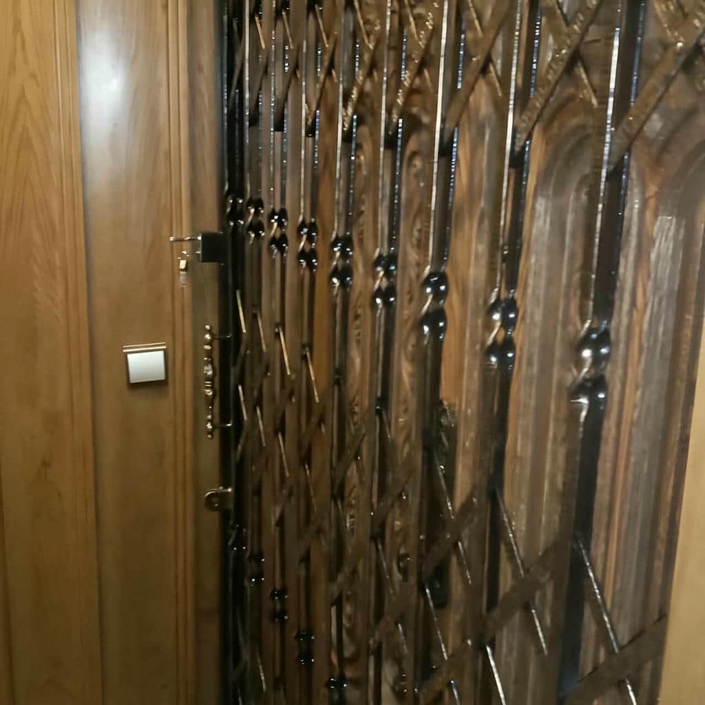 حفاظ درب آکاردئونی مشبک با پوشش پودری