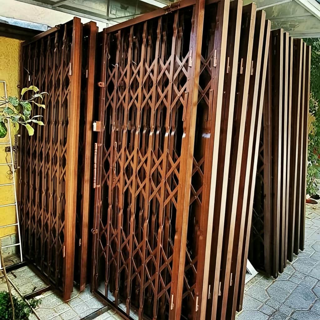 حفاظ درب آکاردئونی مشکی در بوشهر