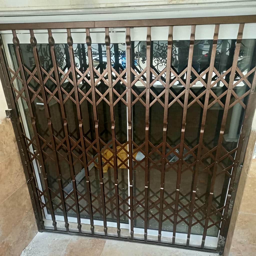 حفاظ درب آکاردئونی پوشش رنگ تیره نمای داخلی استان همدان