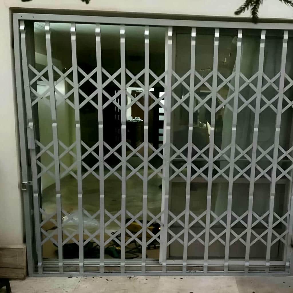 حفاظ درب آکاردئونی کنار ورودی آپارتمان