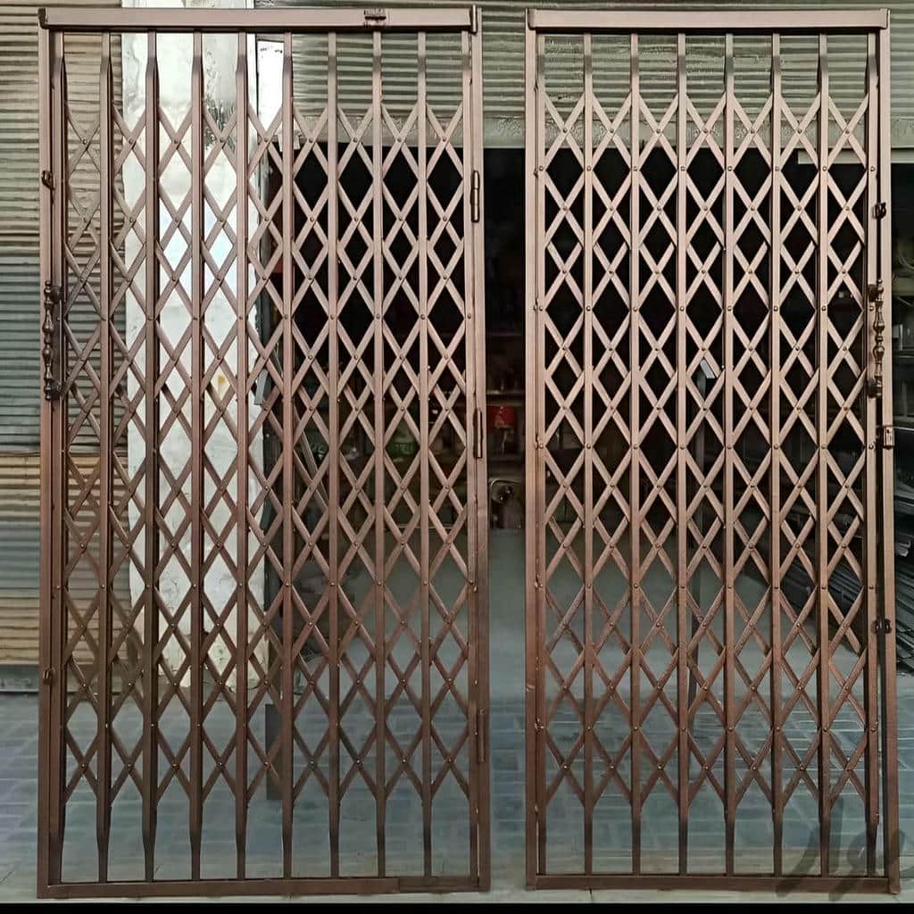 حفاظ درب آکاردئونی کنار چهارچوب فلزی