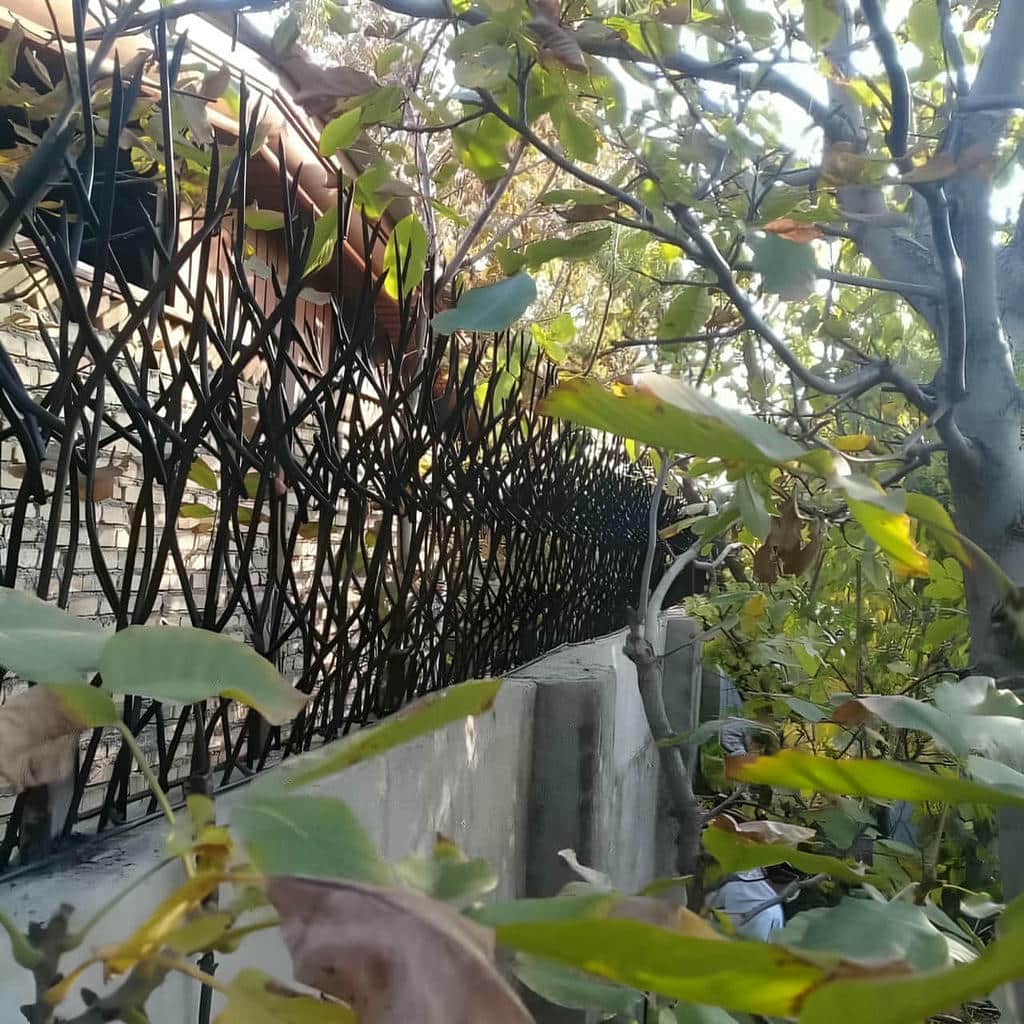 حفاظ دیوار با پوشش رنگ تیره