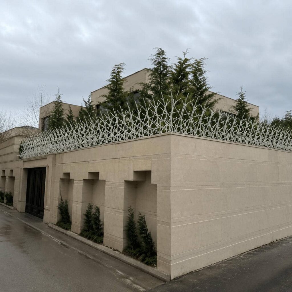حفاظ دیوار بوشهر مدل سرنیزه ای روی دیوار آجری