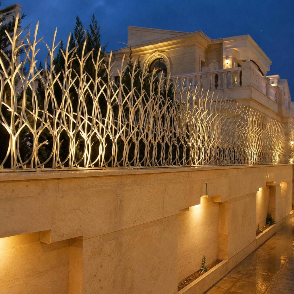 حفاظ دیوار در استان کرمان کنار نمای سنگی