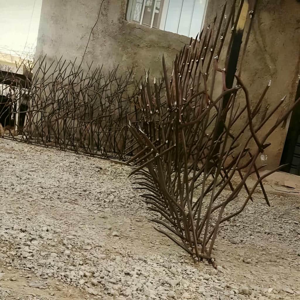 حفاظ دیوار در امتداد نمای آجری