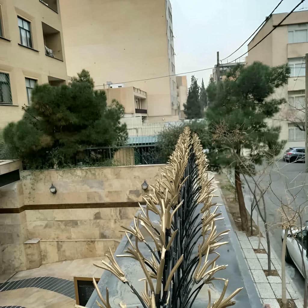 حفاظ دیوار سرنیزه‌ای در نمای سنگی یزد