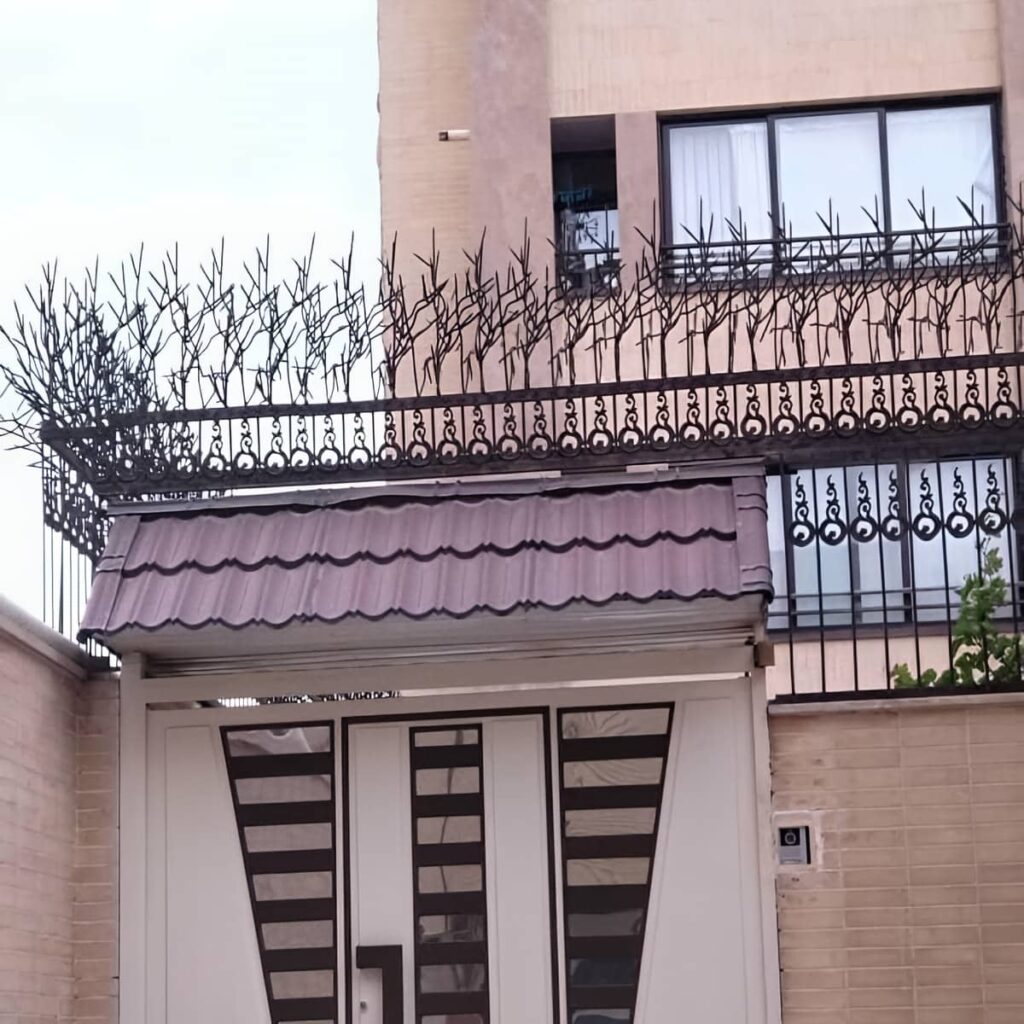 حفاظ دیوار سرنیزه‌ای روی لبه دیوار در اردبیل