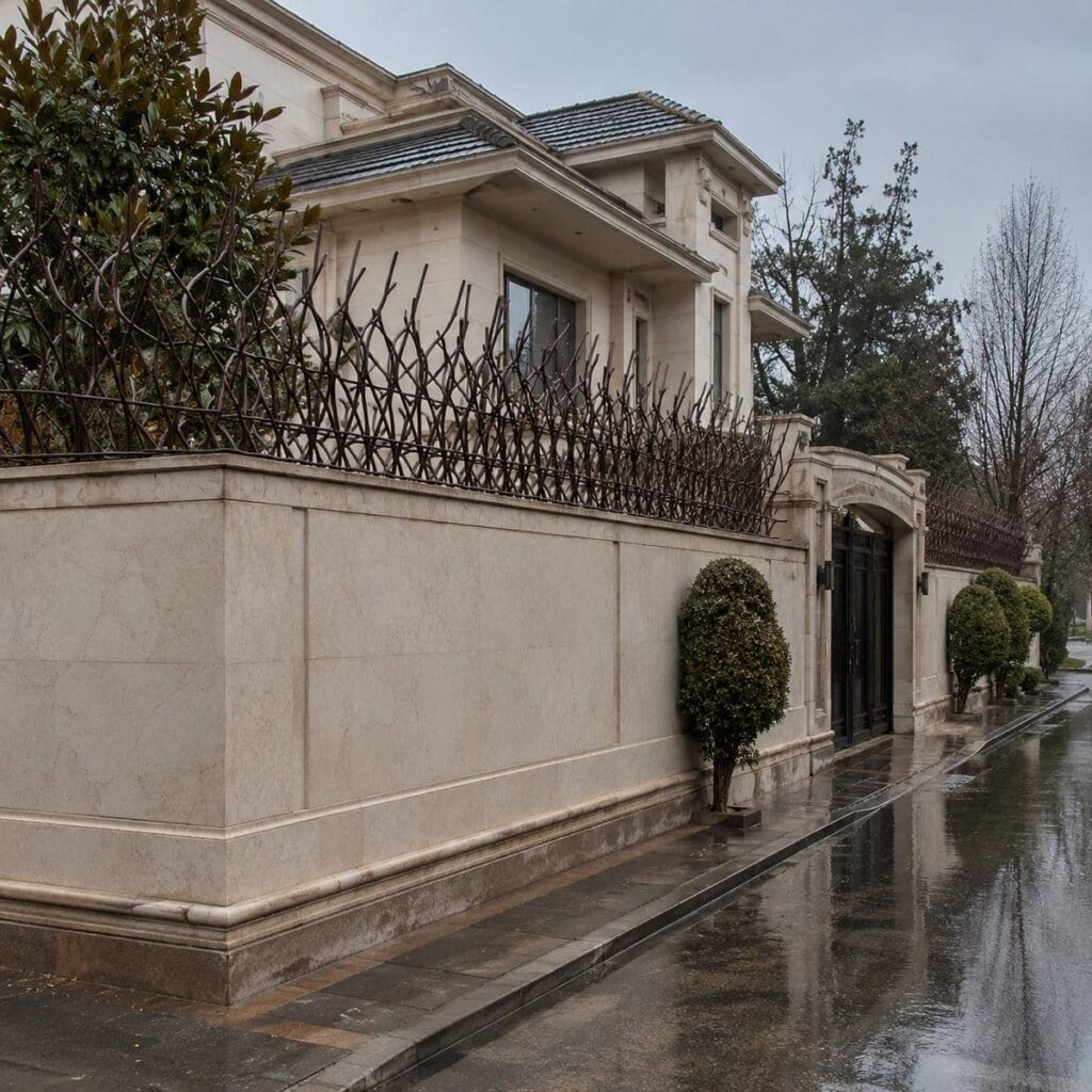 حفاظ دیوار سرنیزه ای با پوشش تیره استان کردستان