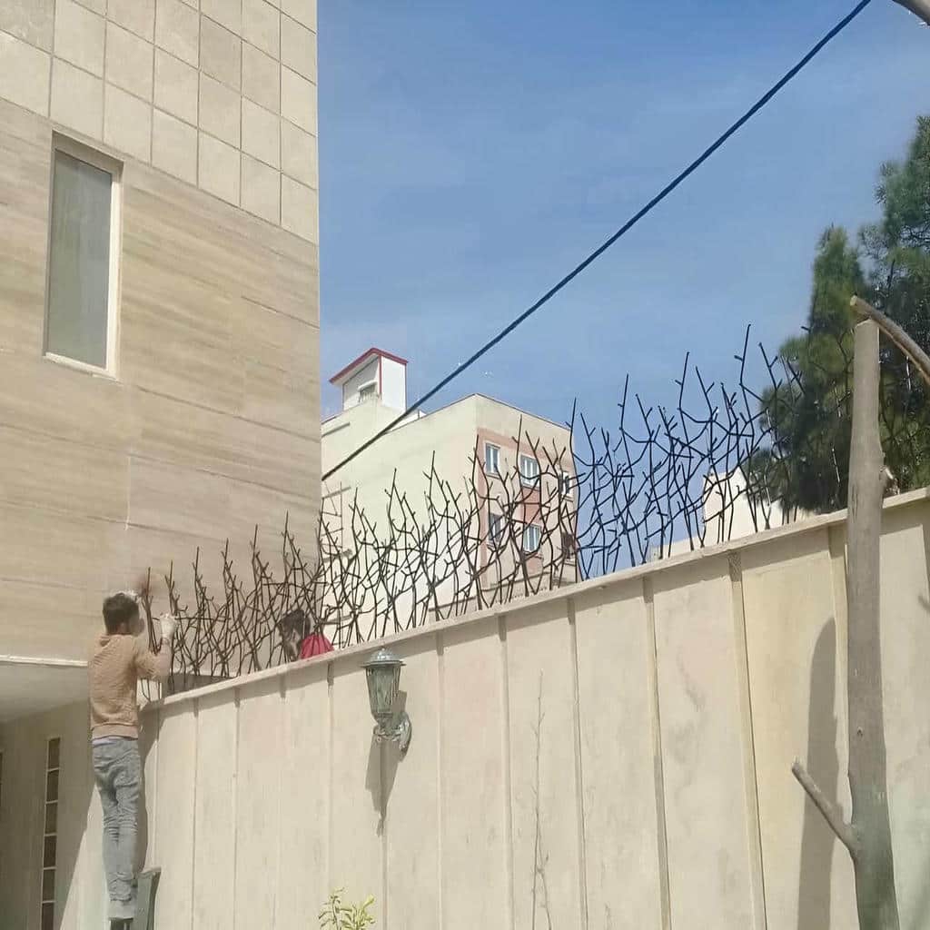 حفاظ دیوار سرنیزه ای با پوشش تیره در یاسوج
