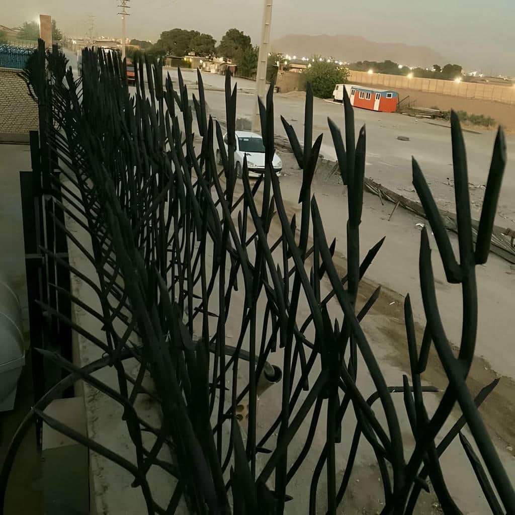 حفاظ دیوار سرنیزه ای در استان خوزستان با پوشش تیره