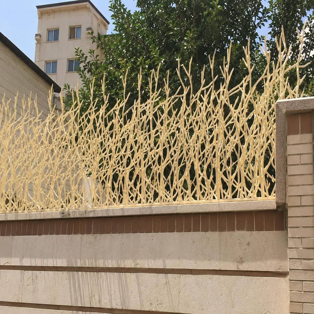 حفاظ دیوار سرنیزه ای در نمای آجری استان کرمانشاه