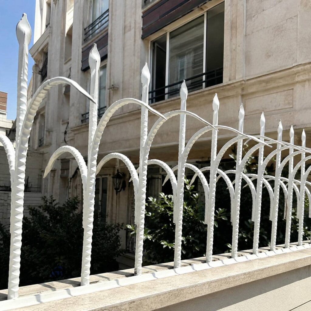 حفاظ دیوار سرنیزه ای در نمای آجری ساختمان