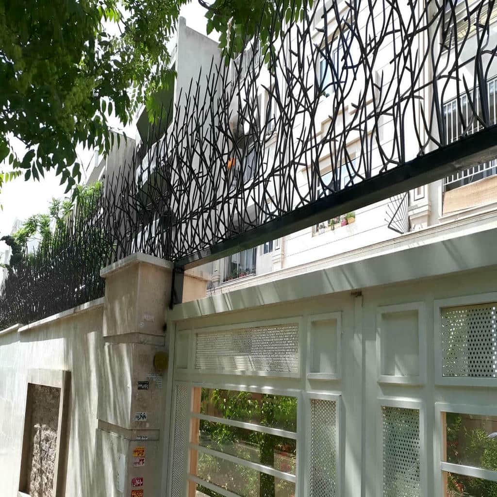 حفاظ دیوار سرنیزه ای کنار نمای سنگی تبریز حفاظ دیوار سرنیزه ای کنار نمای سنگی تبریز