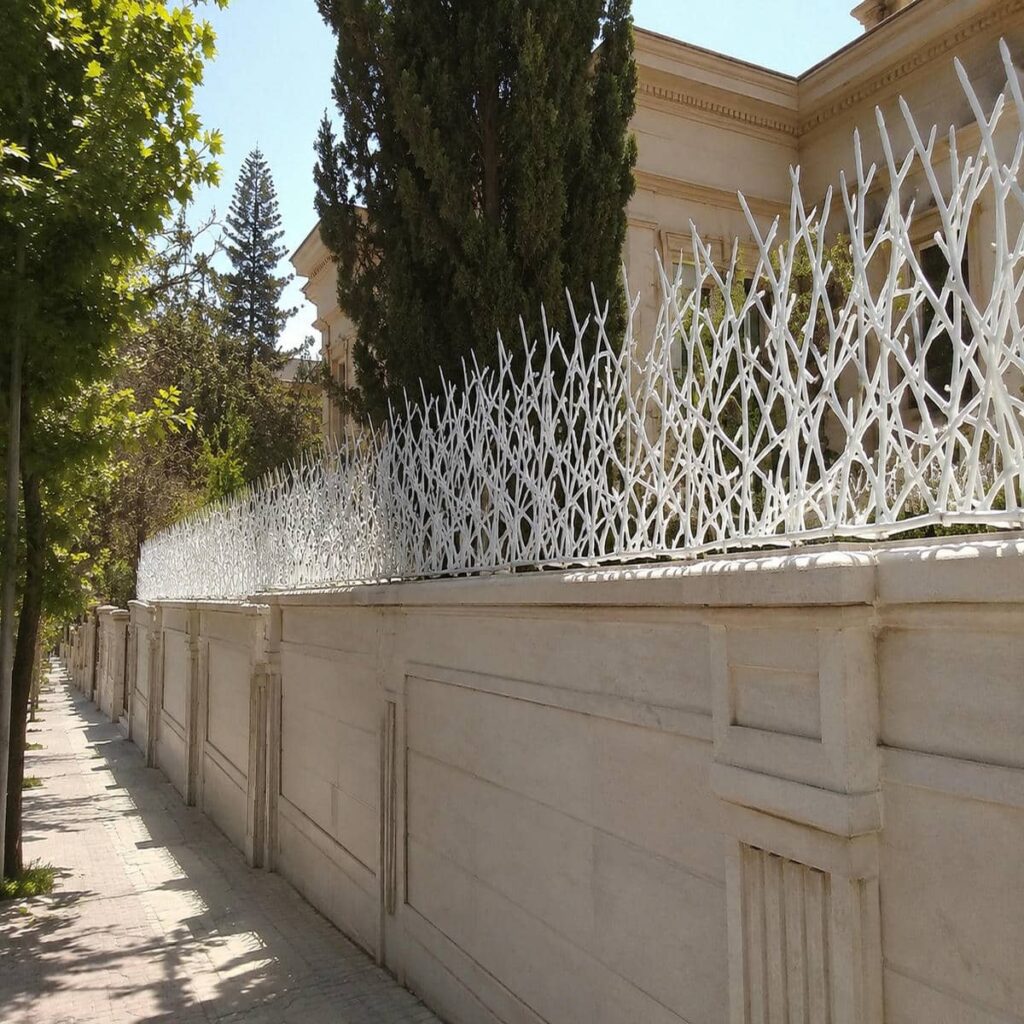 حفاظ دیوار سفارشی در قزوین در امتداد نمای سنگی