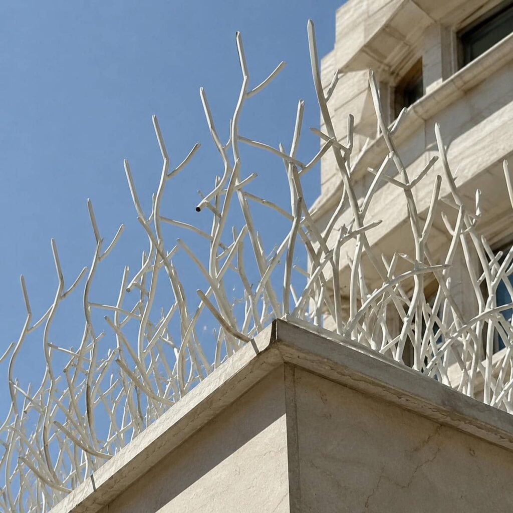 حفاظ دیوار سفارشی هماهنگ با نمای ساختمان در شیراز