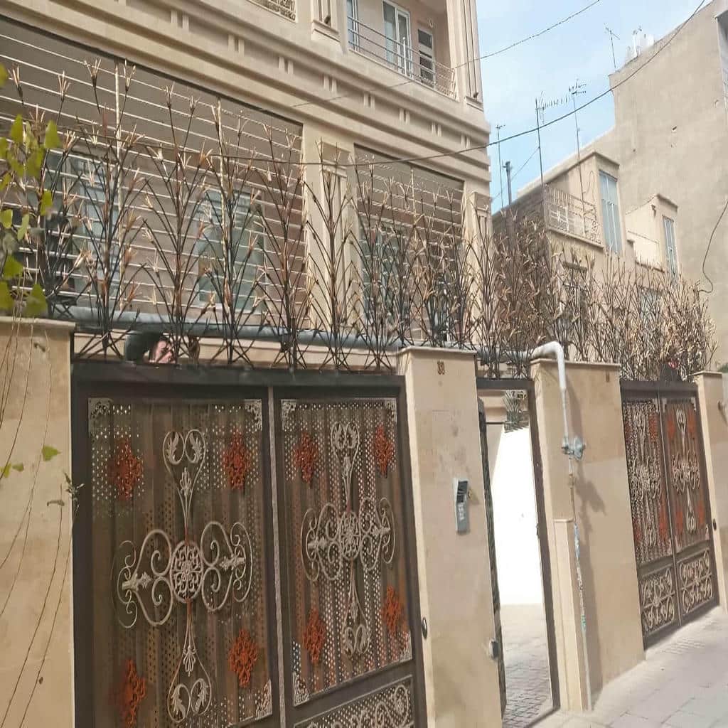 حفاظ دیوار سفارشی کنار نمای ویلایی در یاسوج