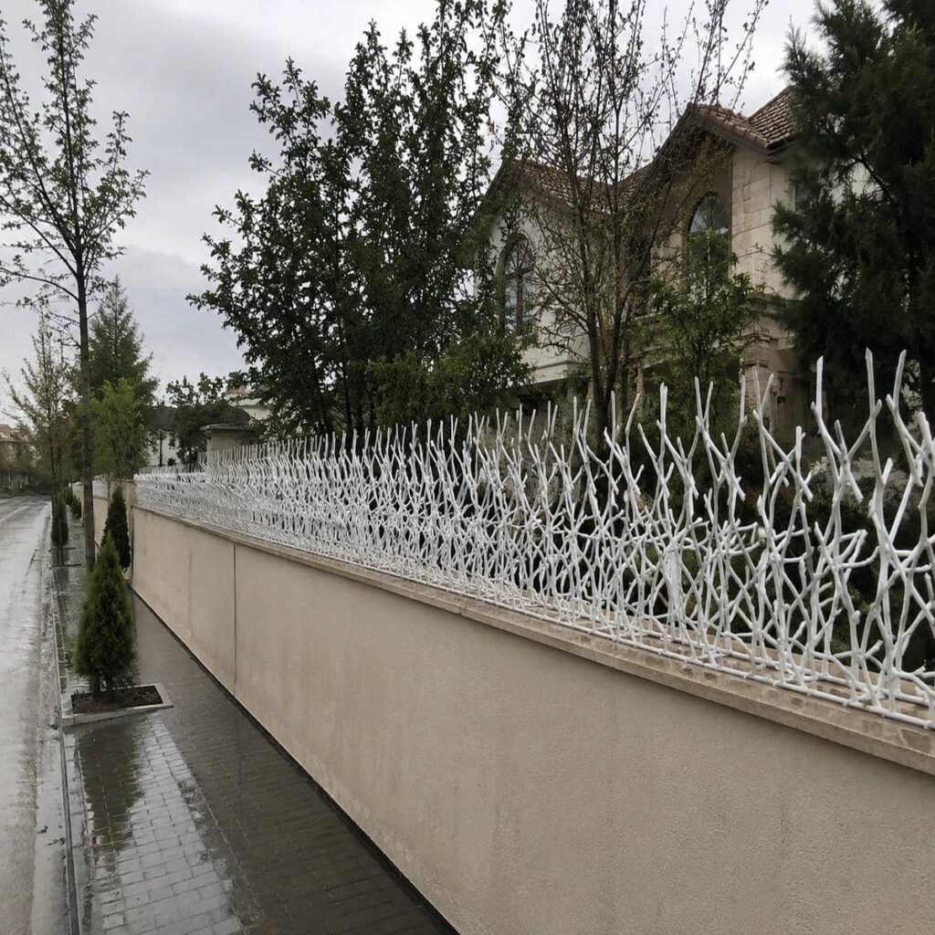 حفاظ دیوار سنندج با شاخه های متراکم فلزی