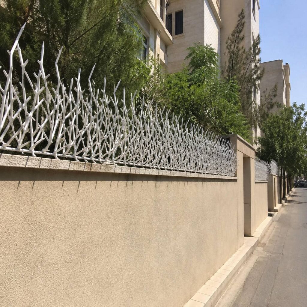 حفاظ دیوار سنندج روی دیوار ویلایی