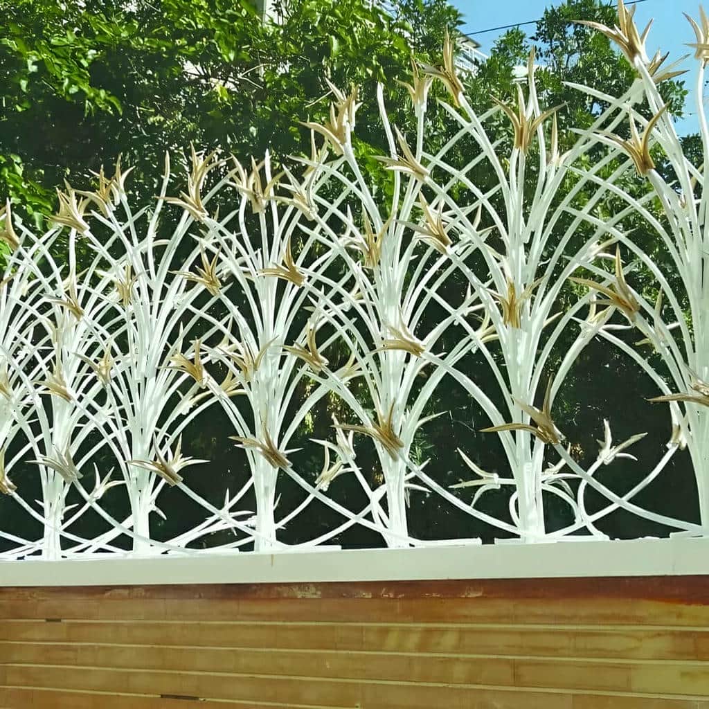 حفاظ دیوار شاخ گوزنی با پوشش تیره در نمای ساختمان