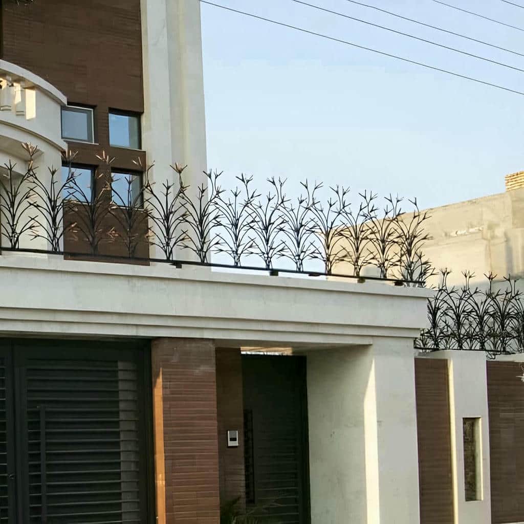 حفاظ دیوار شاخ گوزنی در ایلام کنار نمای سنگی