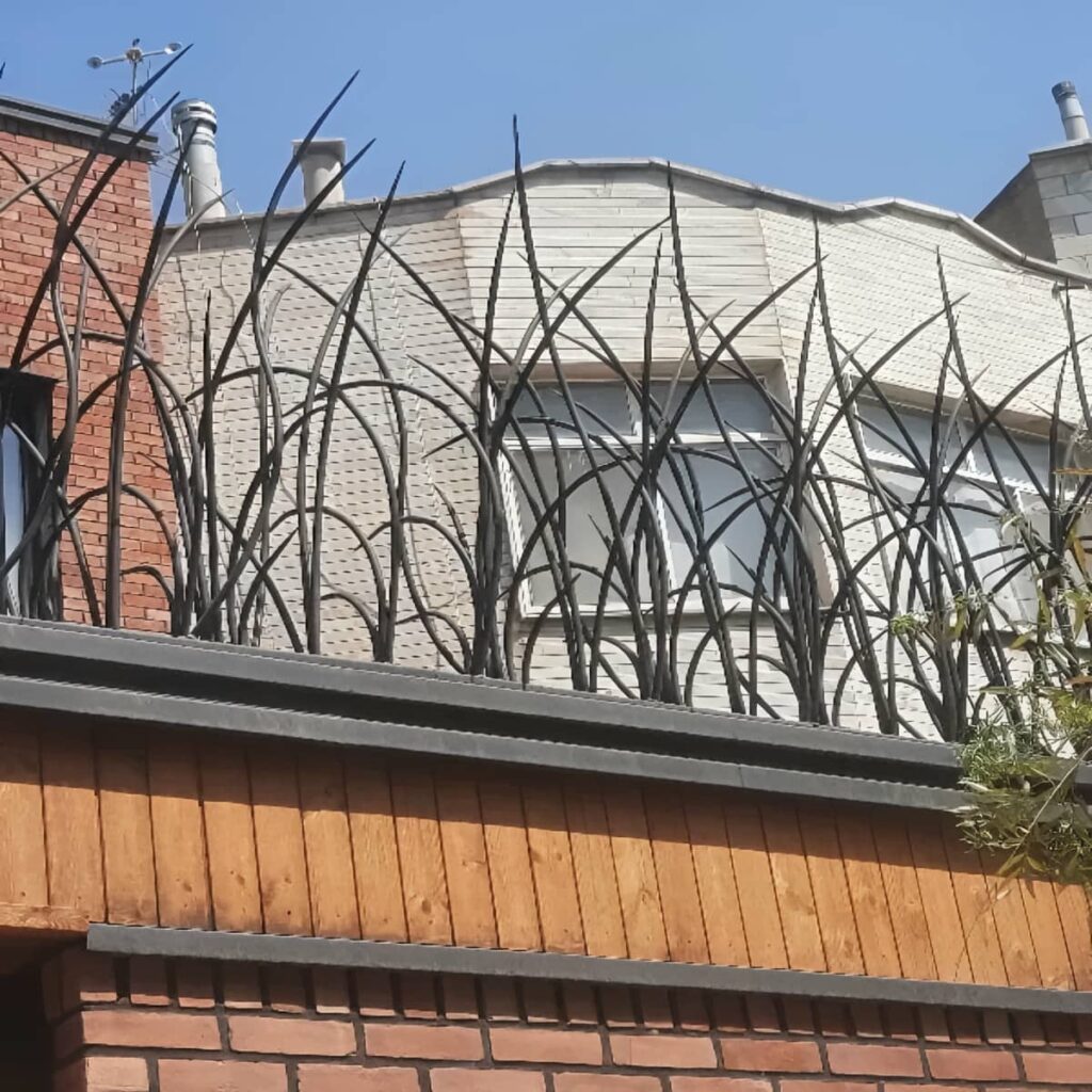 حفاظ دیوار شاخ گوزنی روی دیوار آجری تبریز