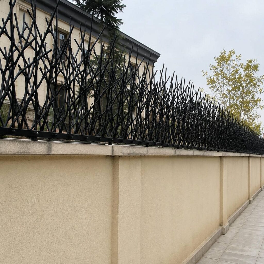 حفاظ دیوار شاخ گوزنی روی دیوار آجری یزد