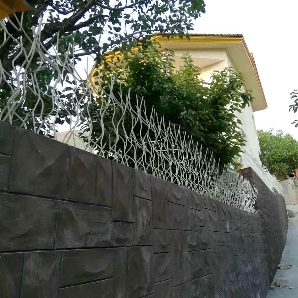 حفاظ شاخ گوزنی در رشت روی دیوار آجری